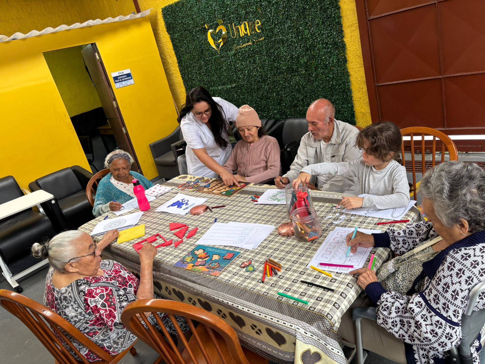 Idosos participando de atividades recreativas e cognitivas no Unique Residencial Sênior em São Paulo SP com acompanhamento humanizado e ambiente acolhedor para terceira idade